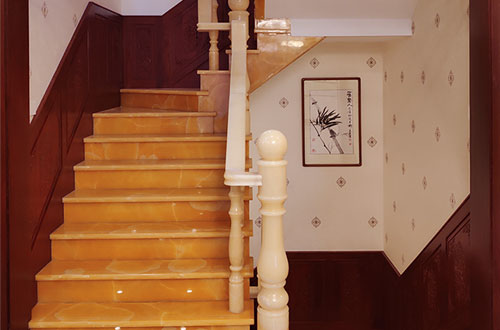 新巴尔虎右中式别墅室内汉白玉石楼梯的定制安装装饰效果