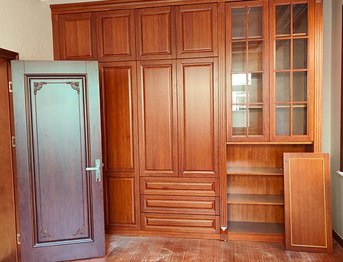 新巴尔虎右中式家庭装修里定制的实木衣柜效果图